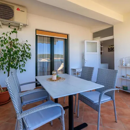 Apartment Near The Sea Barbat *