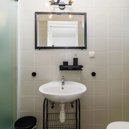 Near The Sea Barbat *